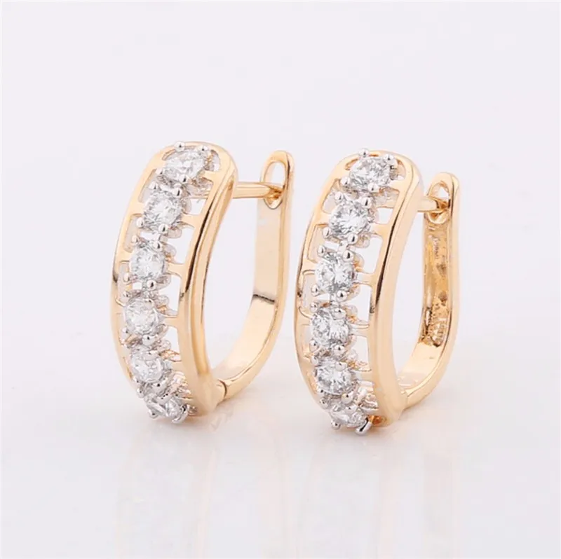 kuldse tooniga kõrvarõngad, millel on rida säravaid kivikesi