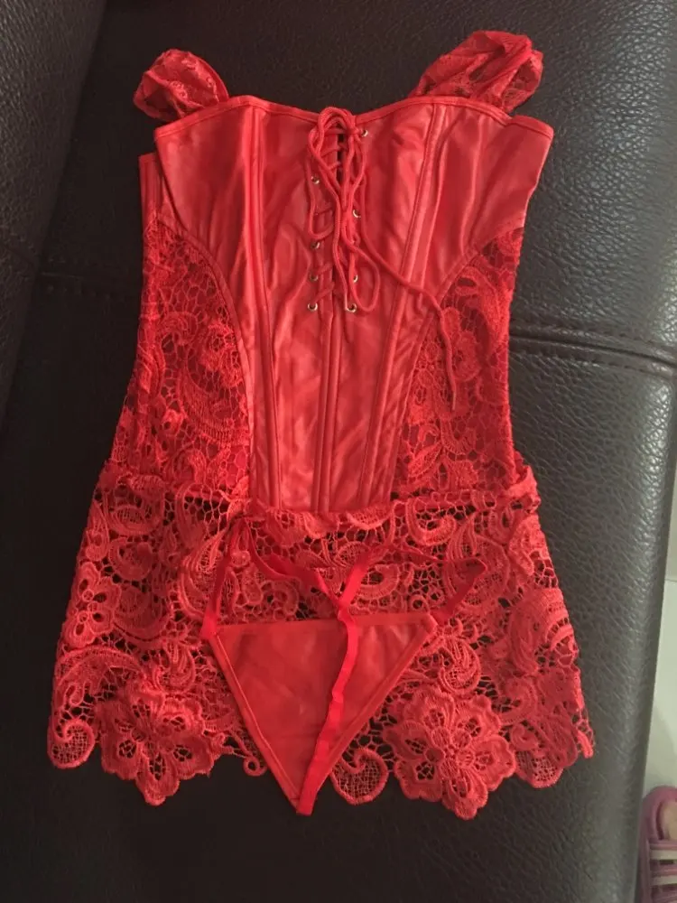 punane kunstnahast ja pitsist naiste pesukomplekt, millel on paelad ja lillemuster