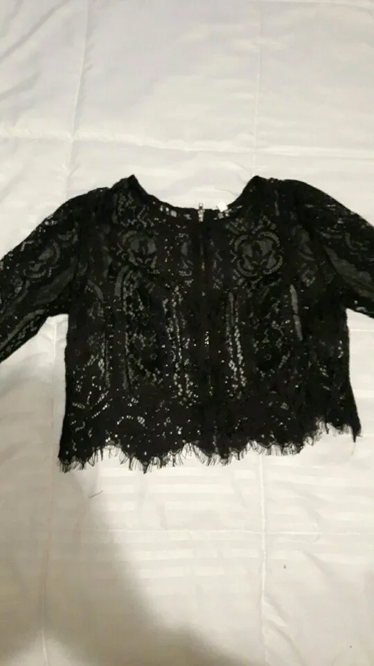 must pitspluus, millel on keerukas muster ja kolmveerand varrukad