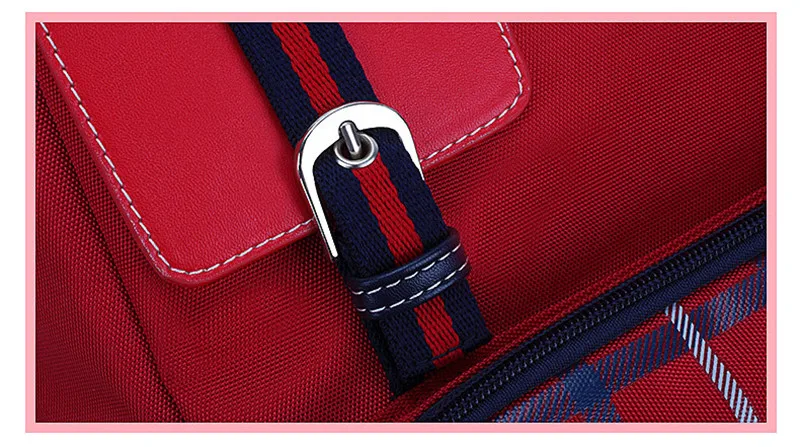 punane koolikott ruudulise mustriga ja metallist pandlaga