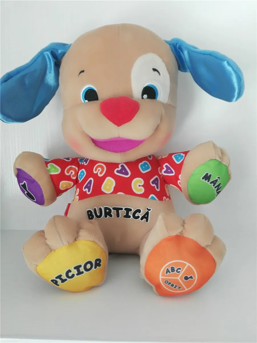 pruun pehme mängukoer värviliste kõrvade ja käppadega, millel on tähed ja sõnad