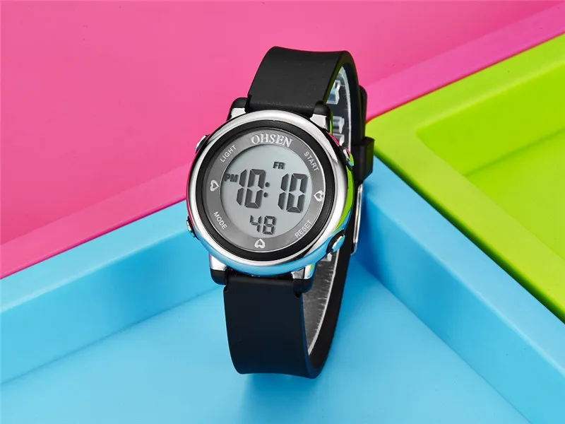 must rihmaga digitaalne käekell värvilisel taustal