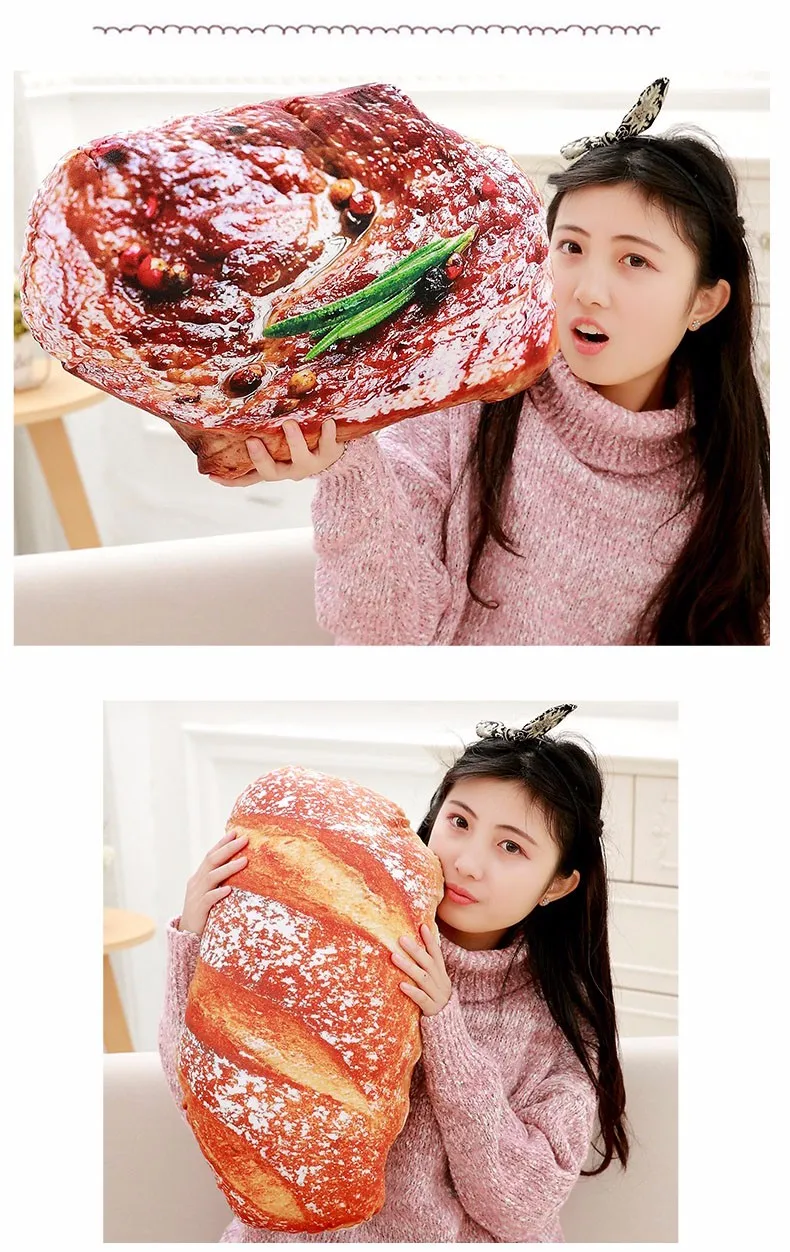 naine hoiab realistlikku toidukujulist patja, mis näeb välja nagu liha ja leib