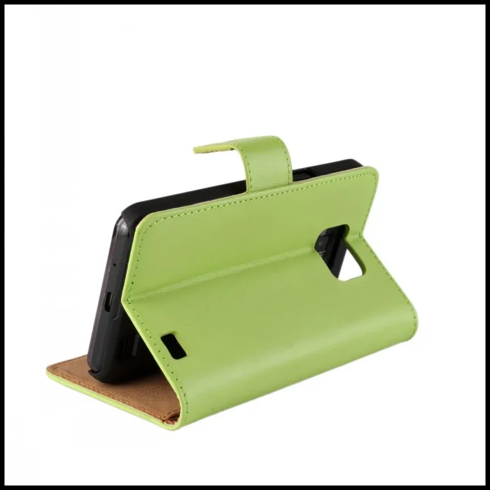 roheline telefoniümbris, mis on avatud ja toestab telefoni horisontaalselt