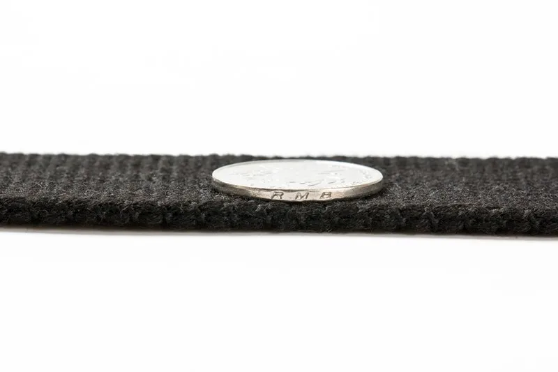 must püksirihm, millel on hõbedane vene embleem