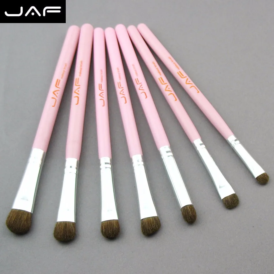 roosad meigipintslid naturaalsete harjastega hallil taustal