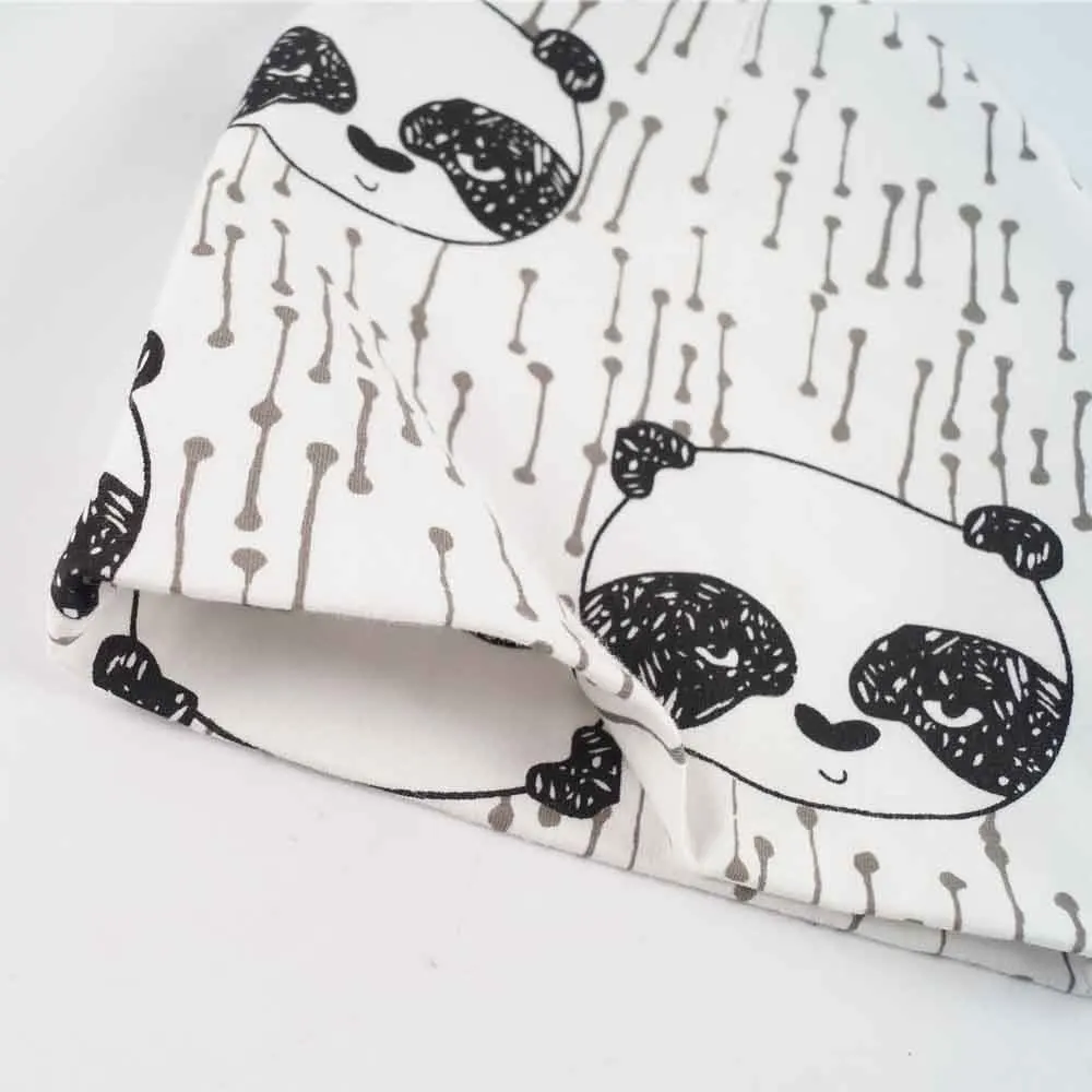 valge beebimüts pandakaru mustriga