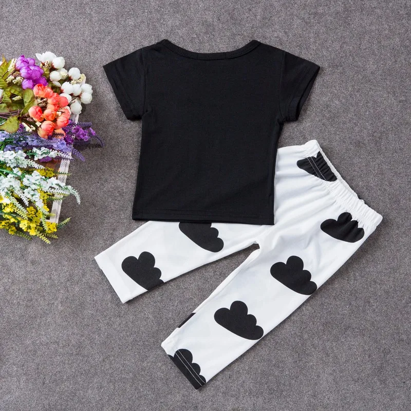 Komplekt T-särgist ja pükstest | kujundav pilt e-kaubamaja pildikogust