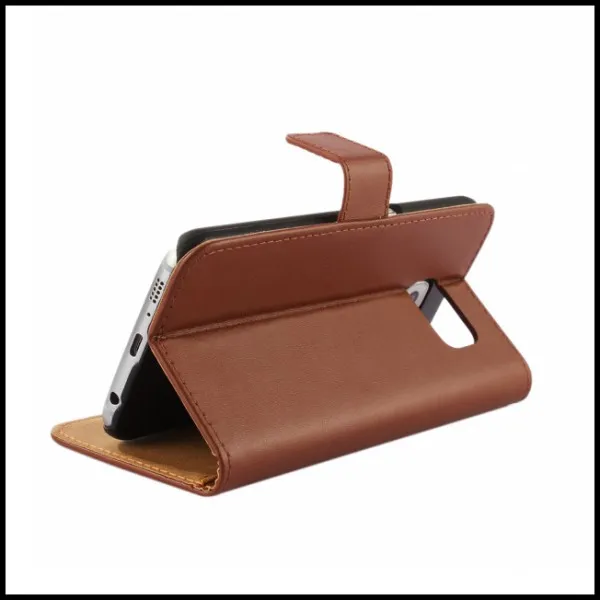 pruun nahast telefoniümbris Samsungi telefonile, mis on avatud ja toetab telefoni