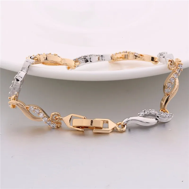 kuldse ja hõbedase tooniga naiste käekett, millel on sädelevad kivikesed