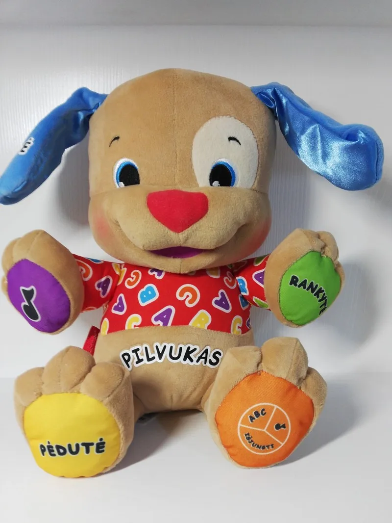 pruun pehme mängukoer värvilise särgiga ja siniste kõrvadega