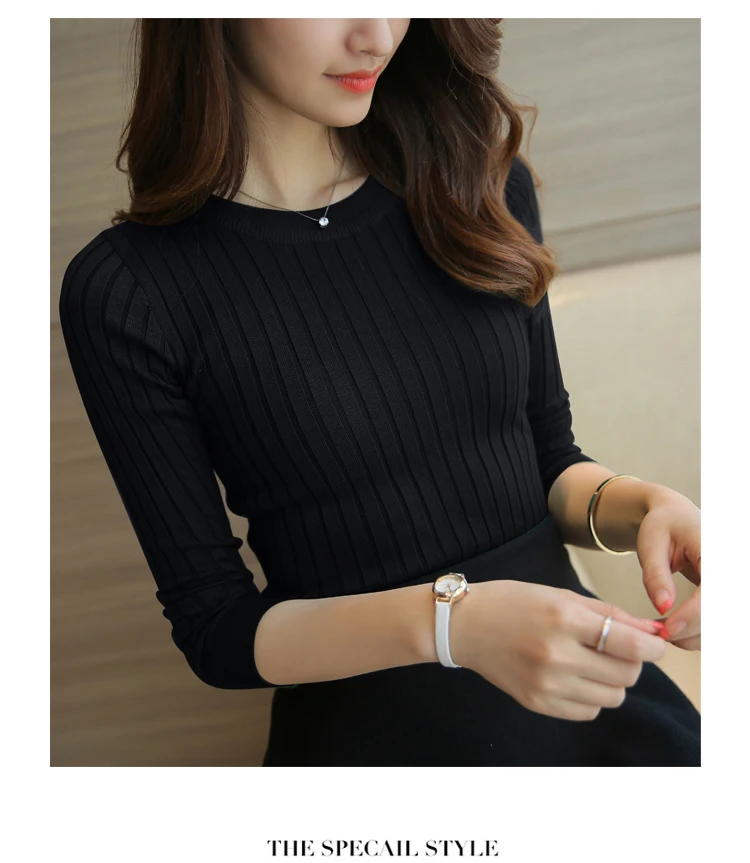 naine kannab musta triibulise koega sviitrit