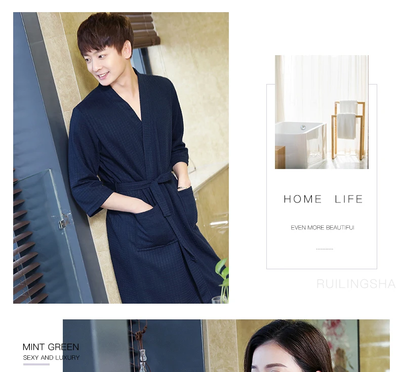 mees tumesinises vahveltrükiga hommikumantlis