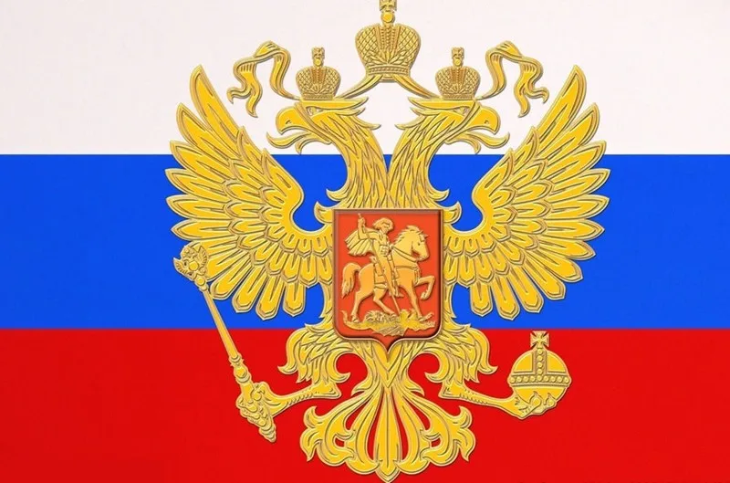 kuldne kahepealine kotkas Vene lipu taustal