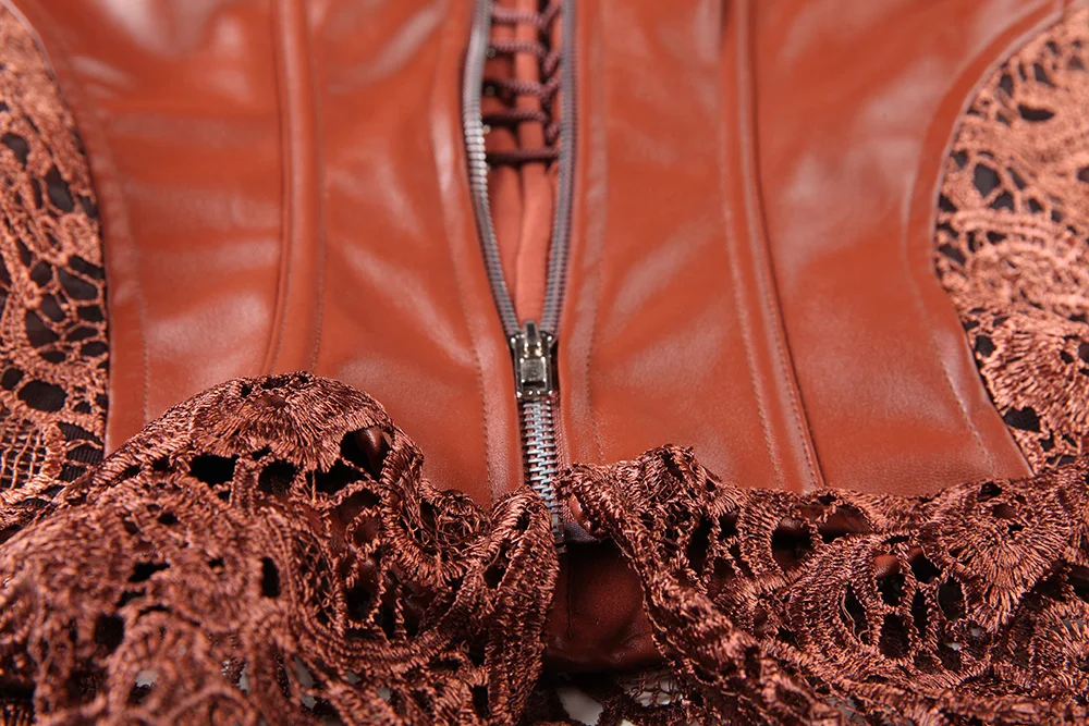 pruun kunstnahast ja pitsist detailidega riietus, millel on ees tõmblukk