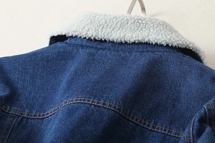 sinine teksatagi valge karvase kraega