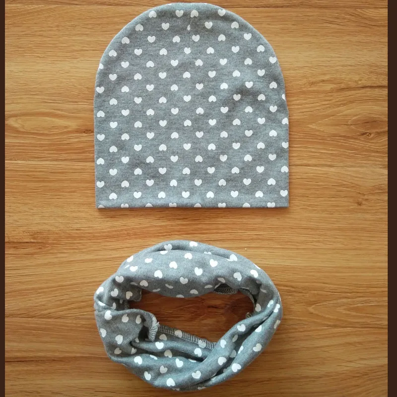 hall müts ja sall valgete südamekestega