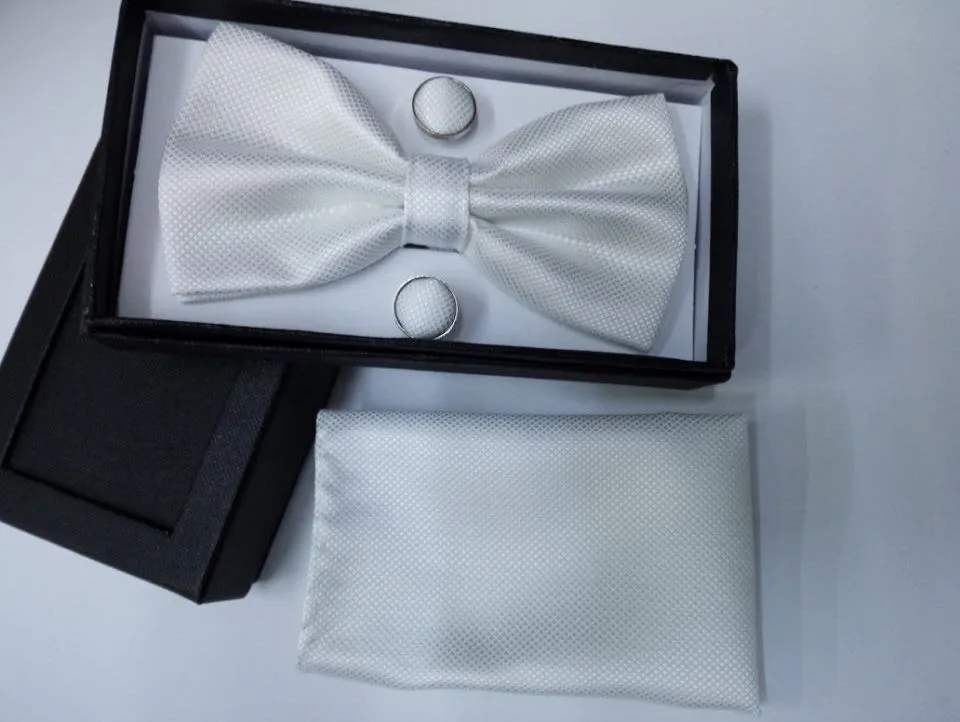 valge kikilips ja mansetinööbid mustas karbis