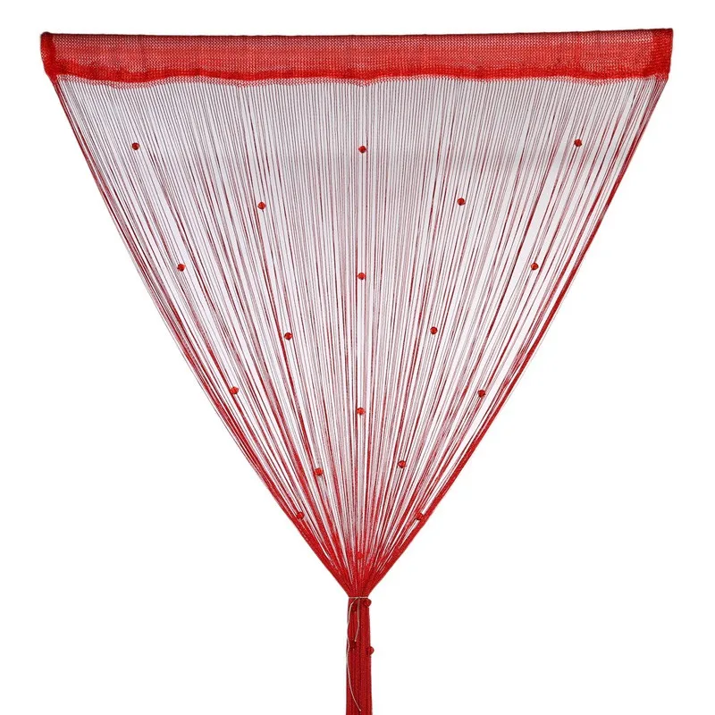 punased nöörkardinad, millel on säravad kristallid