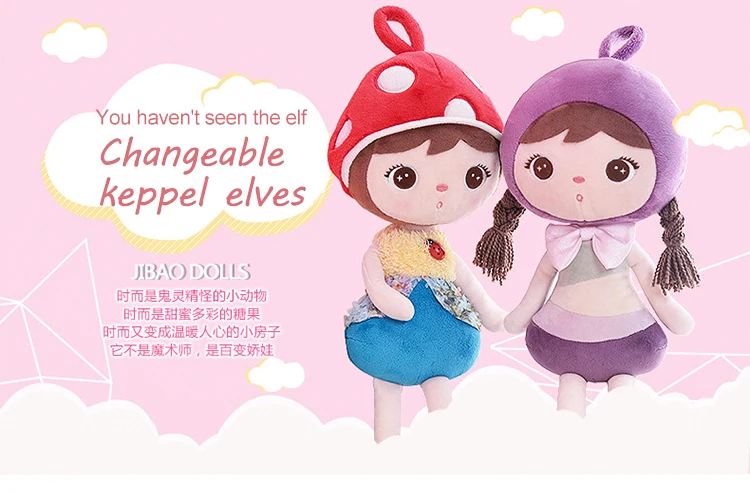 kaks pehmet nukku värvilistes riietes, üks punase ja teine lilla mütsiga