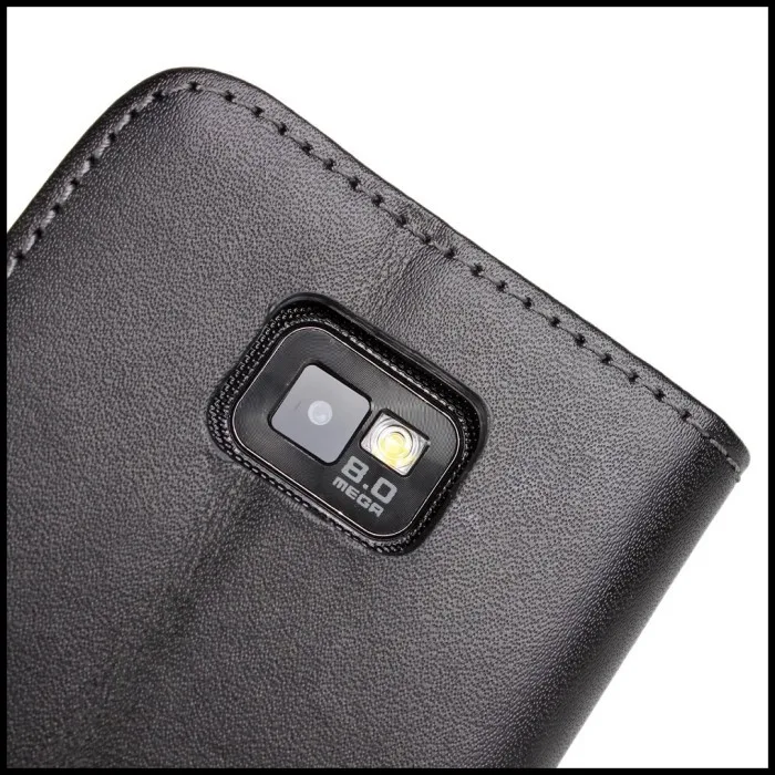 must nahast telefoniümbris, millel on kaamera ava