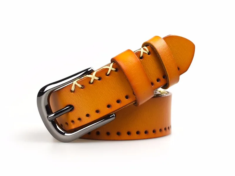 pruun nahast vöö naistele, millel on must metallist pannal ja dekoratiivsed õmblused