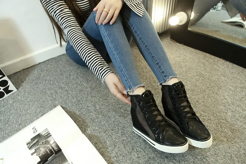 mustad platvorm tallaga naiste tossud jalas, sinised kitsad teksad ja triibuline särk