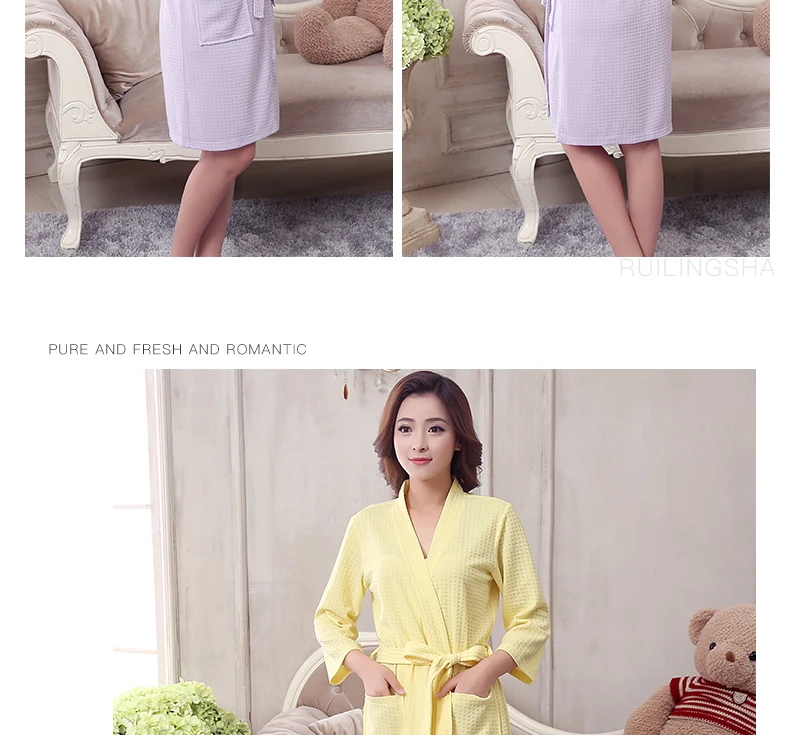 naine kannab kollast vahveltrükiga hommikumantlit, taustal diivan ja kaisukaru