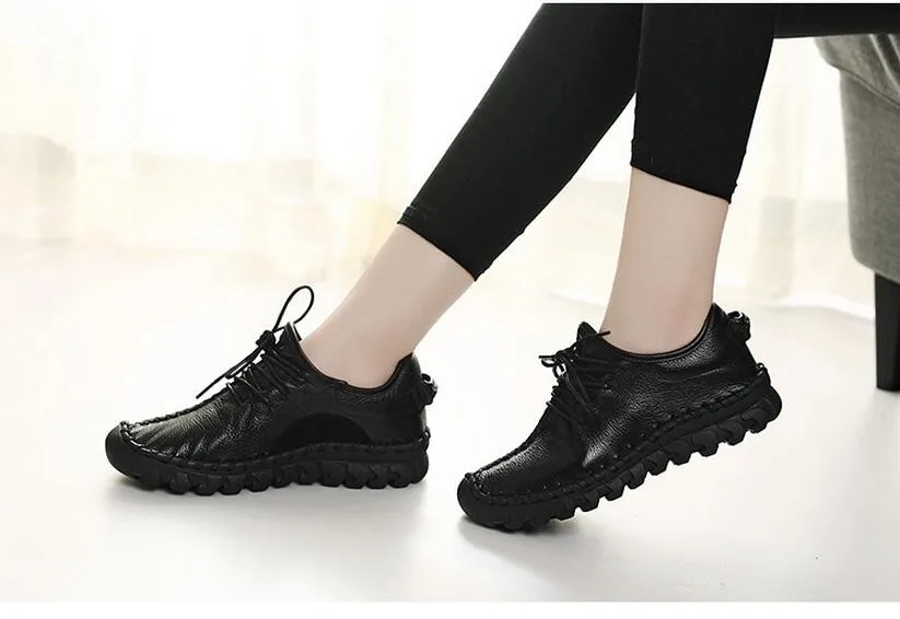 Mustast või punasest ehtsast nahast tossud | kujundav pilt e-kaubamaja pildikogust