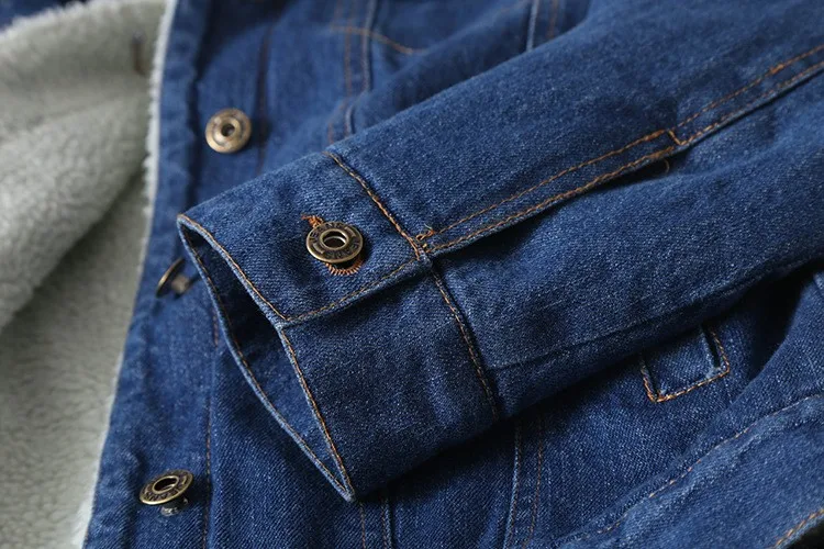 sinine teksatagi nööpide ja karvase voodriga