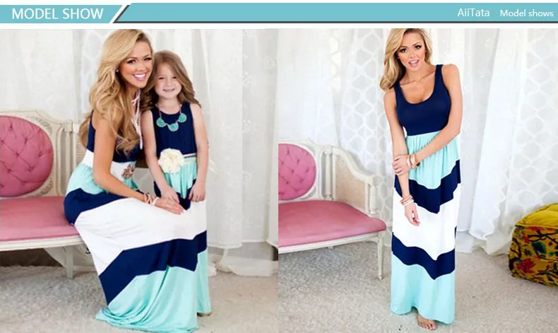 naine ja tüdruk triibulistes kleitides istuvad ja seisavad toas