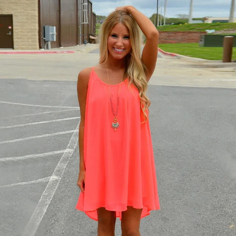 naine kannab neoonroosat kleiti õues