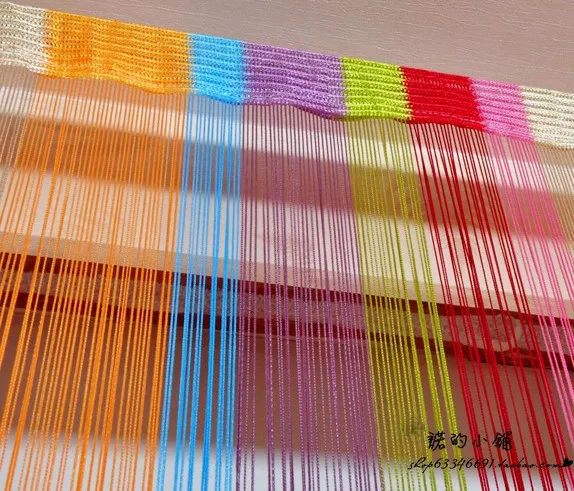 värviline nöörkardin erinevates toonides, sealhulgas oranž, sinine, lilla ja roheline