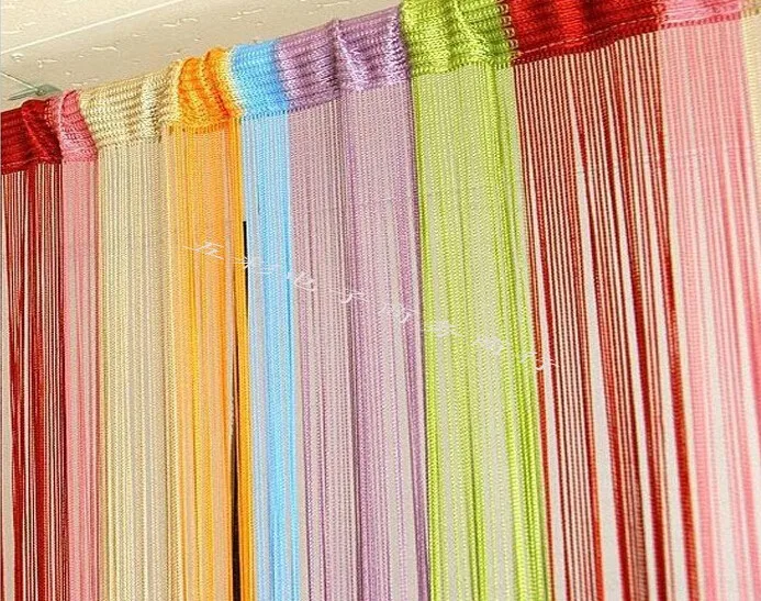 värviline nöörkardin mitmesugustes toonides