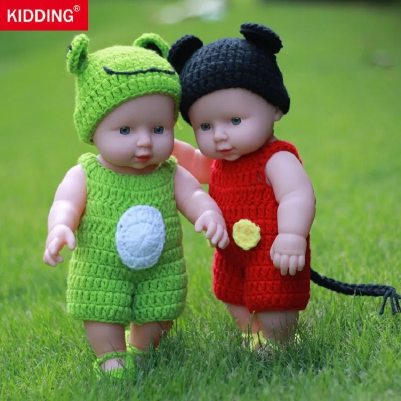 kaks nukku kootud loomakostüümides, üks roheline konna ja teine punane hiire kostüüm