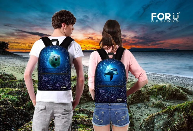 kaks inimest seljakottidega, millel on 3D loomapildid