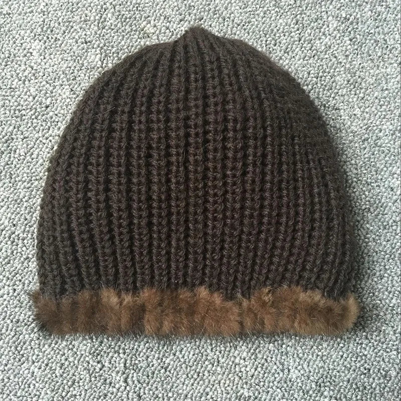 tumepruun naaritsakarvast äärega kootud müts