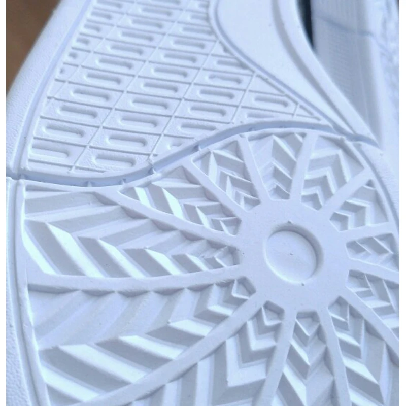 valge ketsi tald, millel on geomeetriline muster