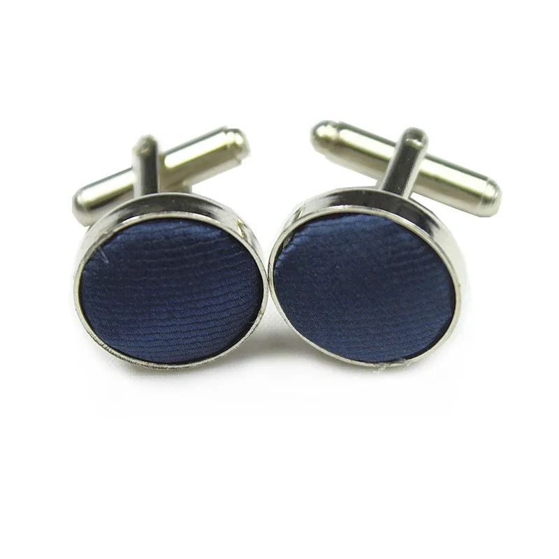 Moodsad siidist lipsud koos mansetinööpidega kinkekarbikeses | kujundav pilt e-kaubamaja pildikogust