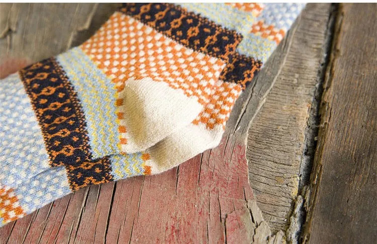 värvilised mustrilised villased sokid puidust pinnal