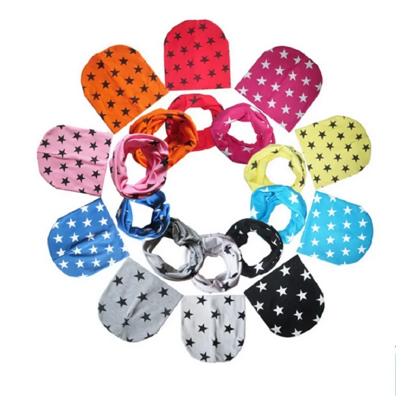 erinevates värvitoonides laste mütsid ja sallid tähtedega mustriga