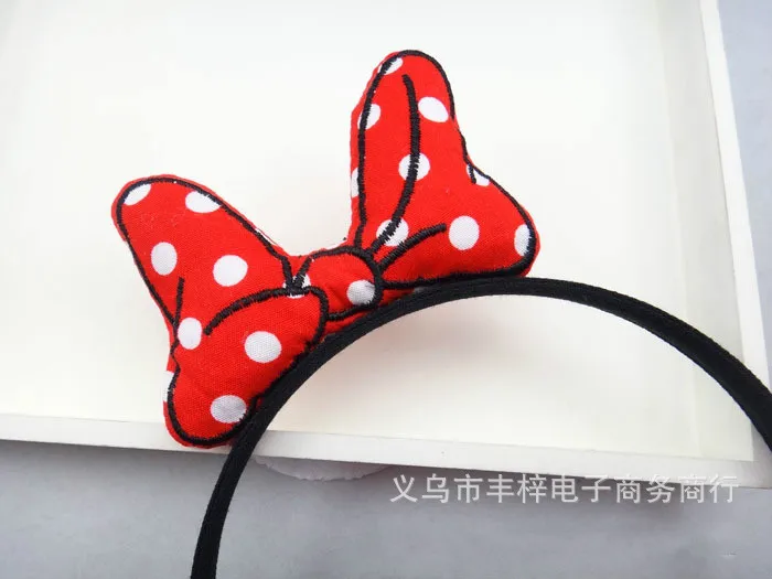 must peavõru punase valgete täppidega lipsuga