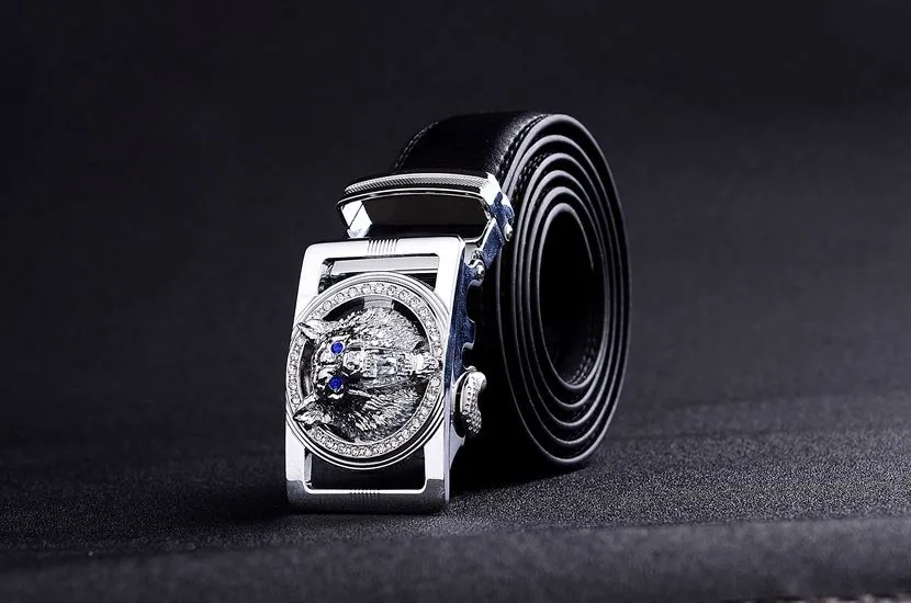 must nahast püksirihm metallist pandlaga, millel on hundi või jaaguari kujutis