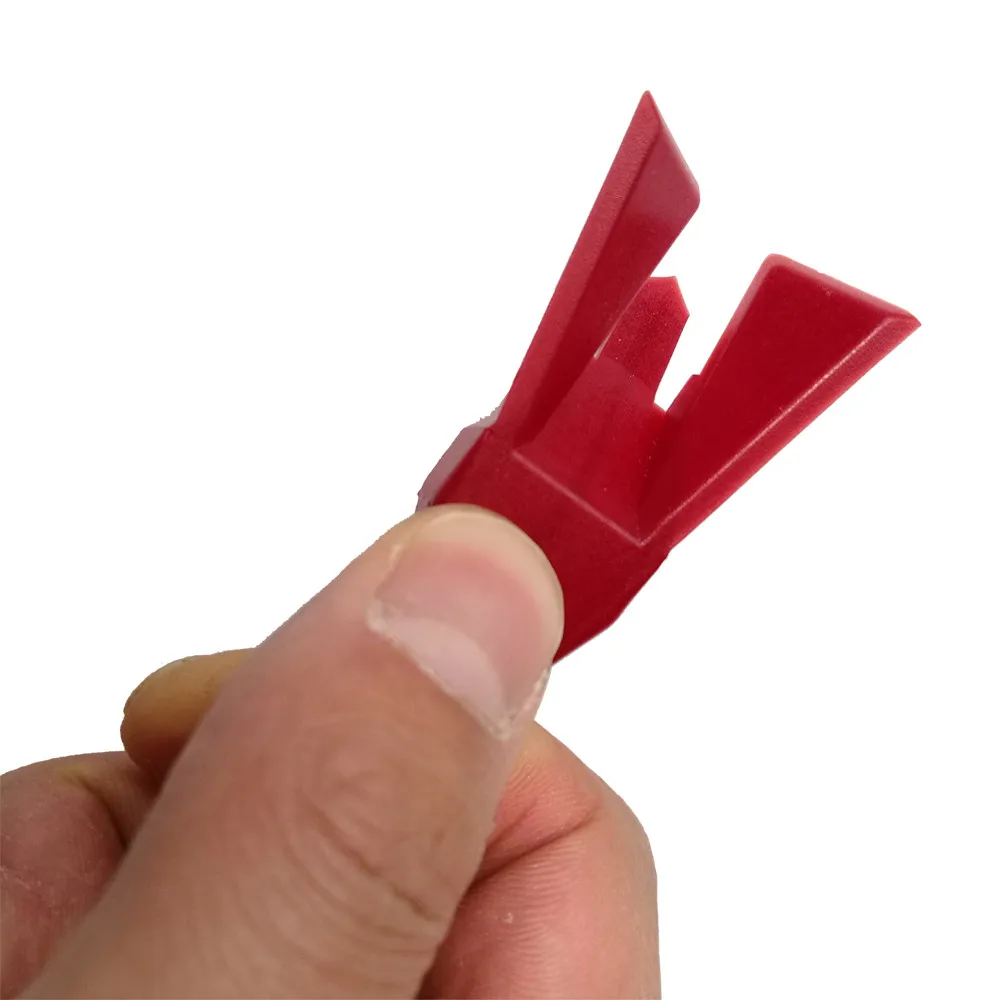 punane plastist tööriist sõrmede vahel