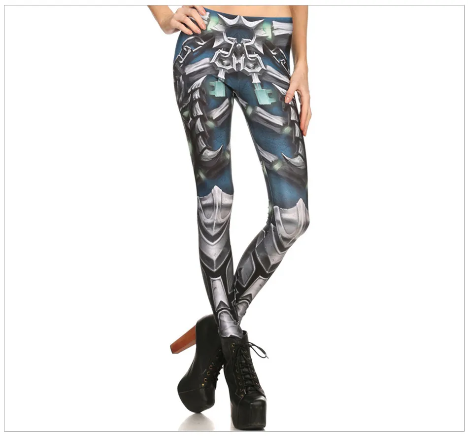 naine kannab 3D Star Wars prindiga retuuse, millel on metallist soomuse muster