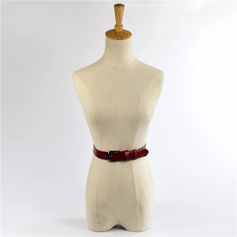 punane nahast vöö mannekeenil