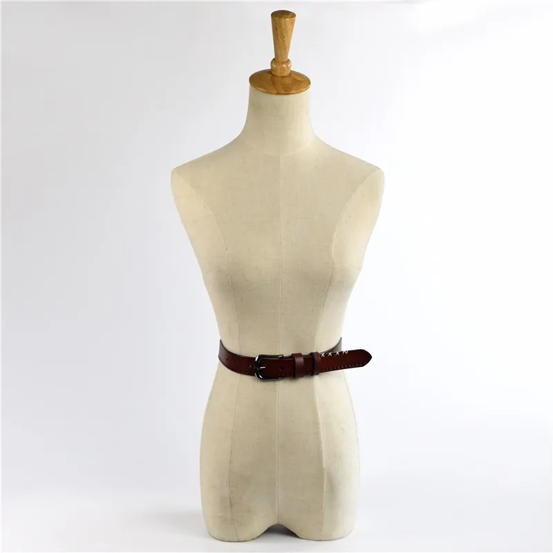 pruun nahast vöö mannekeeni ümber