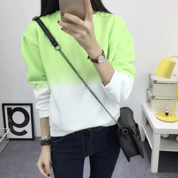 naine kannab helerohelist ja valget ombre efektiga pusa