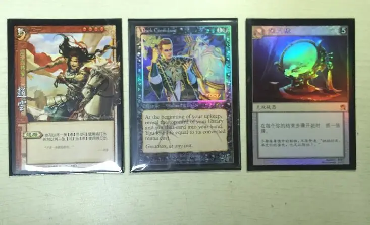 Kolm vintage kaardit, mille värvilised kujundused on hoidikutes. Kaardid on paigutatud valgele taustale, kaarditaskud 66x91mm suurused, sobivad mahutama kuni 50 kaarti.