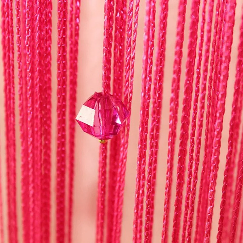 roosad nöörkardinad säravate kristallidega